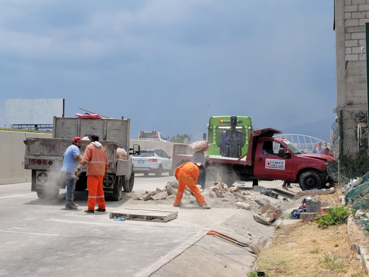 Vuelca camioneta de carga en el paso exprés
