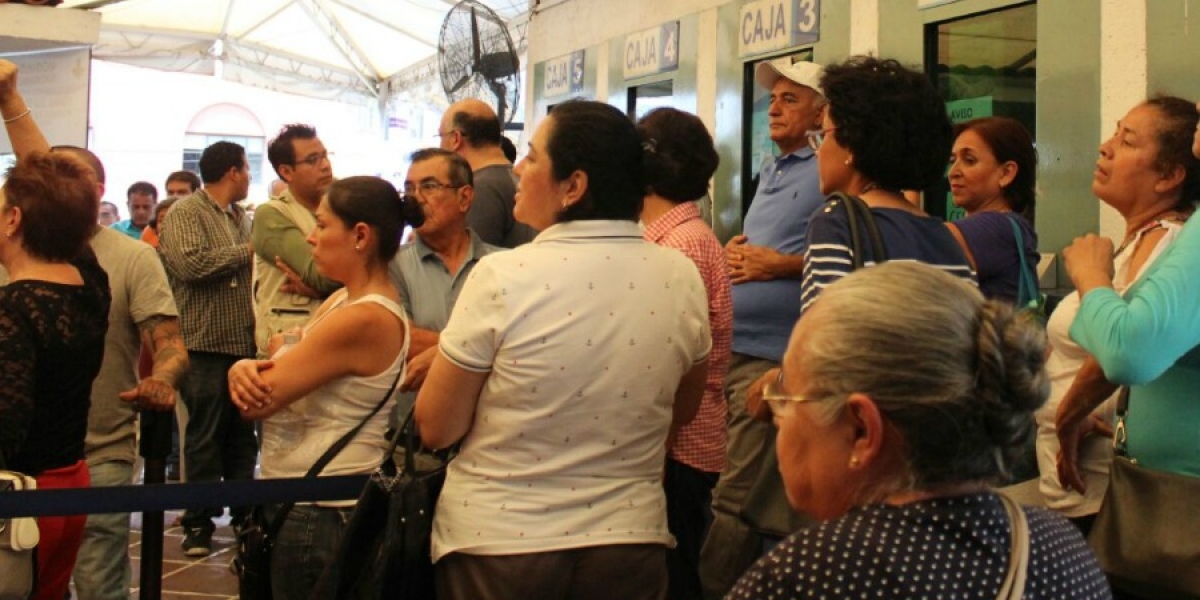 Se manifiestan vecinos de las colonias Jardines de Palmira y Quintana Roo en el SAPAC