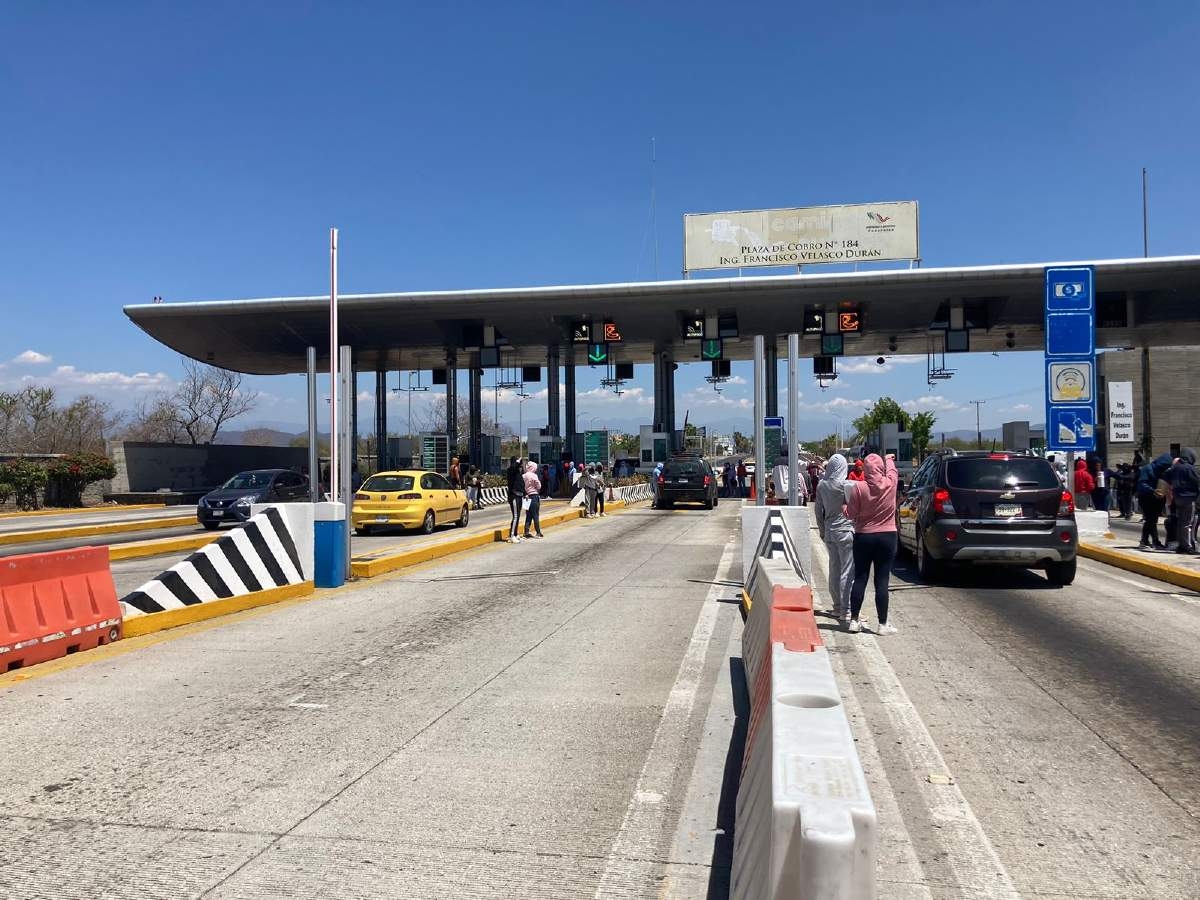 Normalistas de Amilcingo liberan la caseta de Ahuehuetzingo