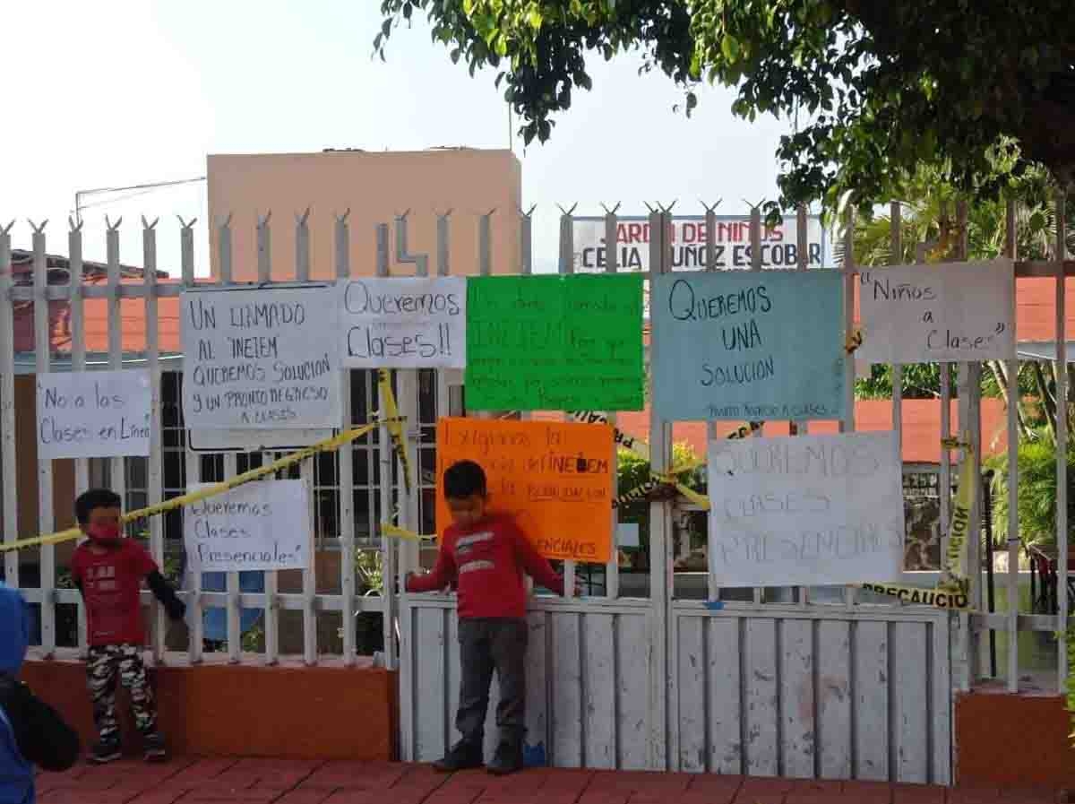 Padres de familia toman el jardín de niños de Tetelpa
