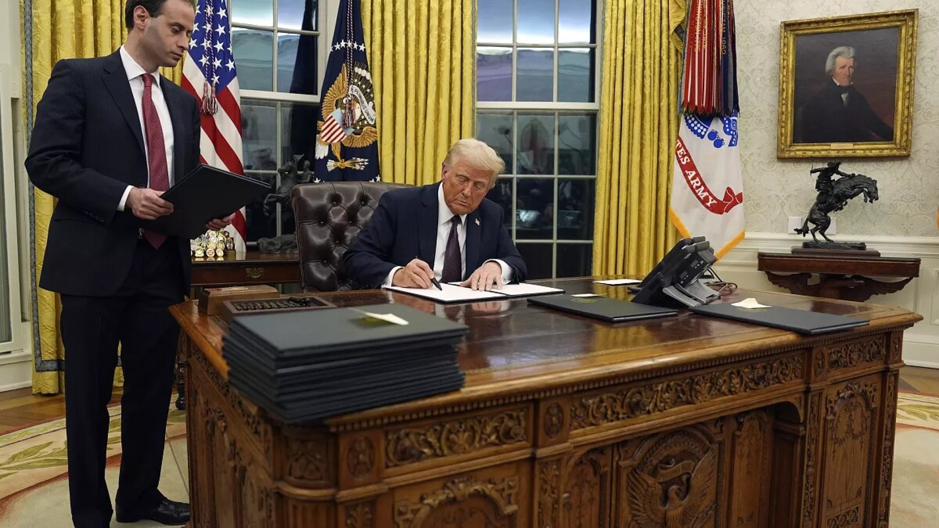 Donald Trump ordena salida de Estados Unidos de la OMS