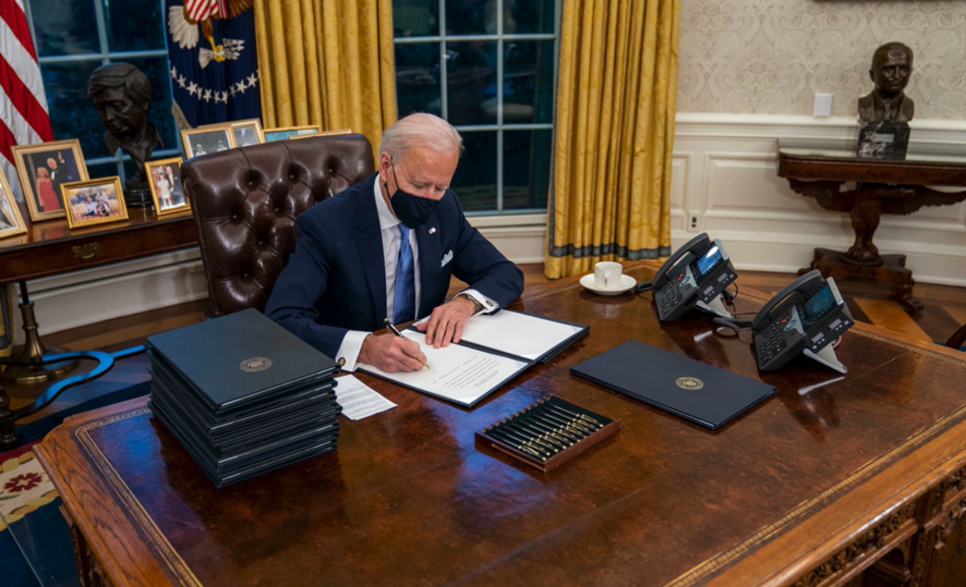 Joe Biden elimina botón rojo; Trump lo usaba para pedir refresco