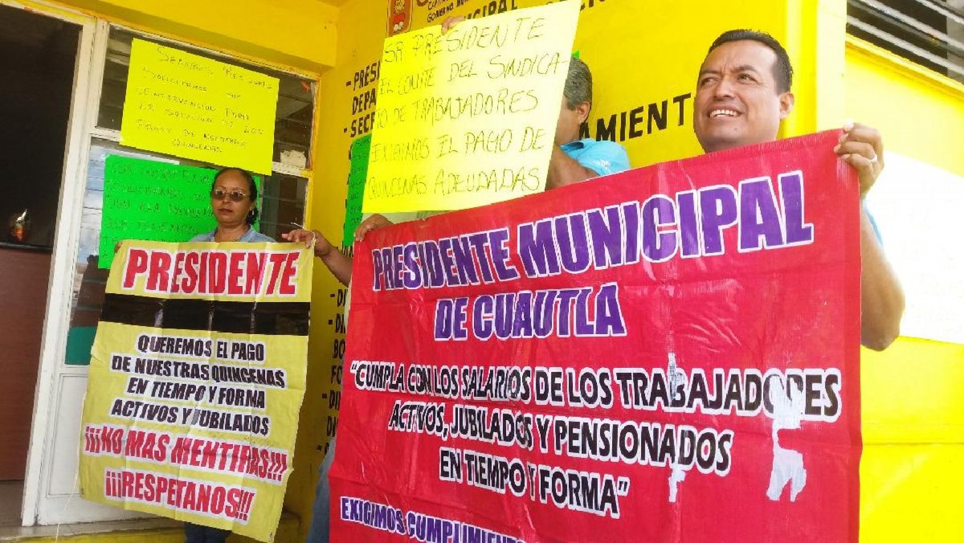 Se declaran en huelga de brazos caídos en el Ayuntamiento de Cuautla