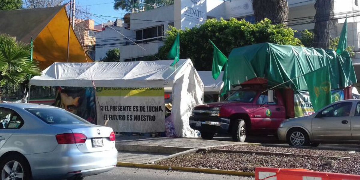 Continúa plantón de campesinos frente a la Sedatu