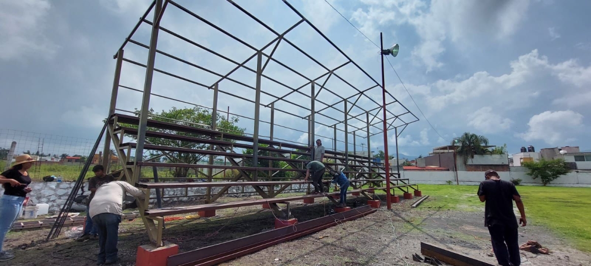 Gobierno de Jiutepec realiza mantenimiento a canchas de futbol del municipio