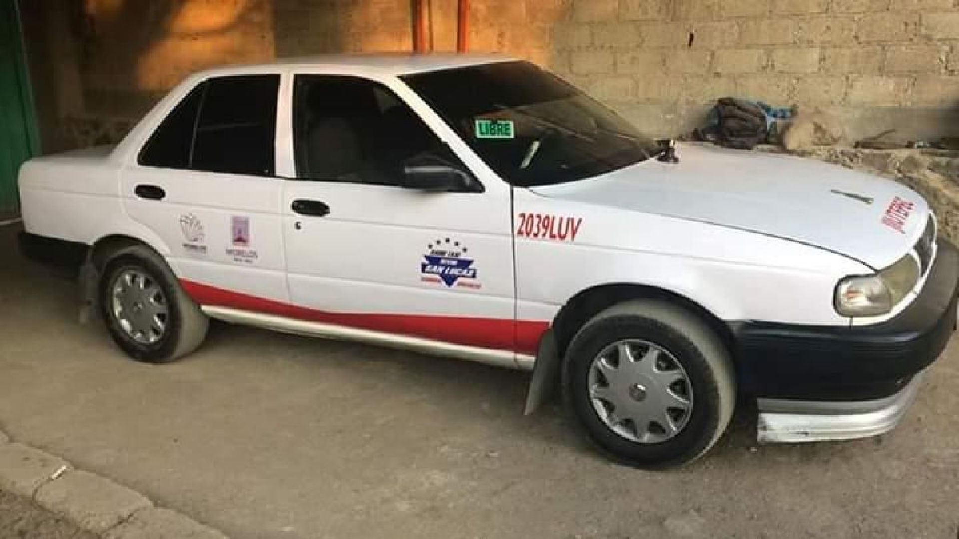 Le robaron su taxi cerca del recinto ferial