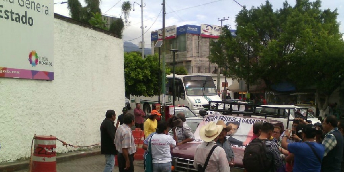 Se manifiestan integrantes de la Asociación Cívica Morelense; marchan a la FGE