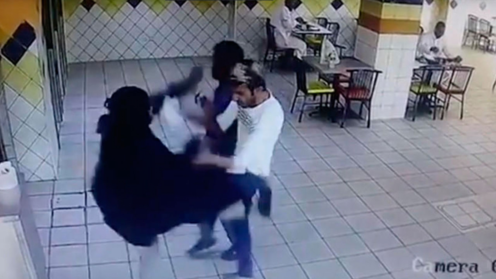 VIDEO: Mujer descontenta lanza patada 'a lo Mortal Kombat' a empleado