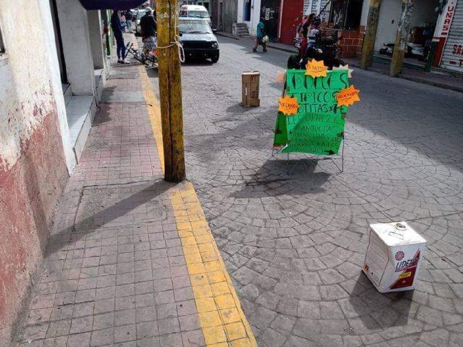 Enésima denuncia contra apartados e invasión de banquetas
