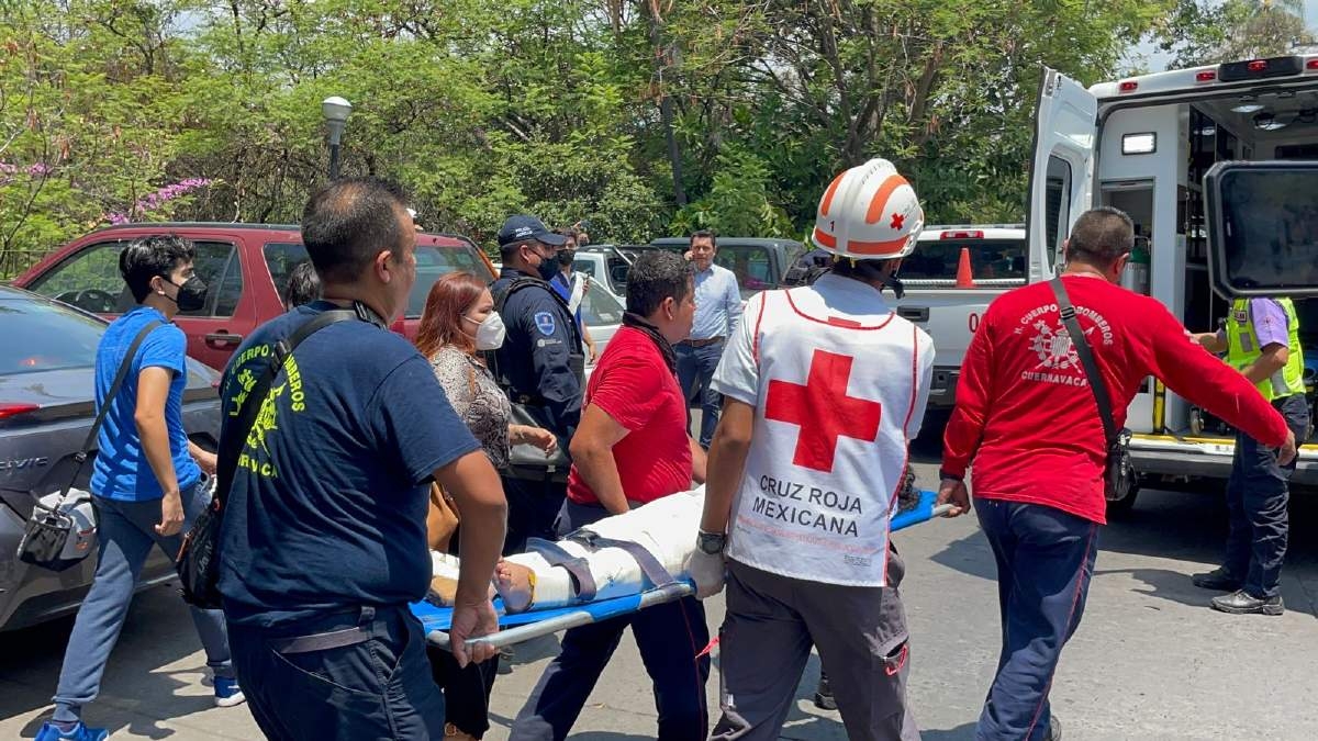 Tres heridos por caída de puente siguen hospitalizados