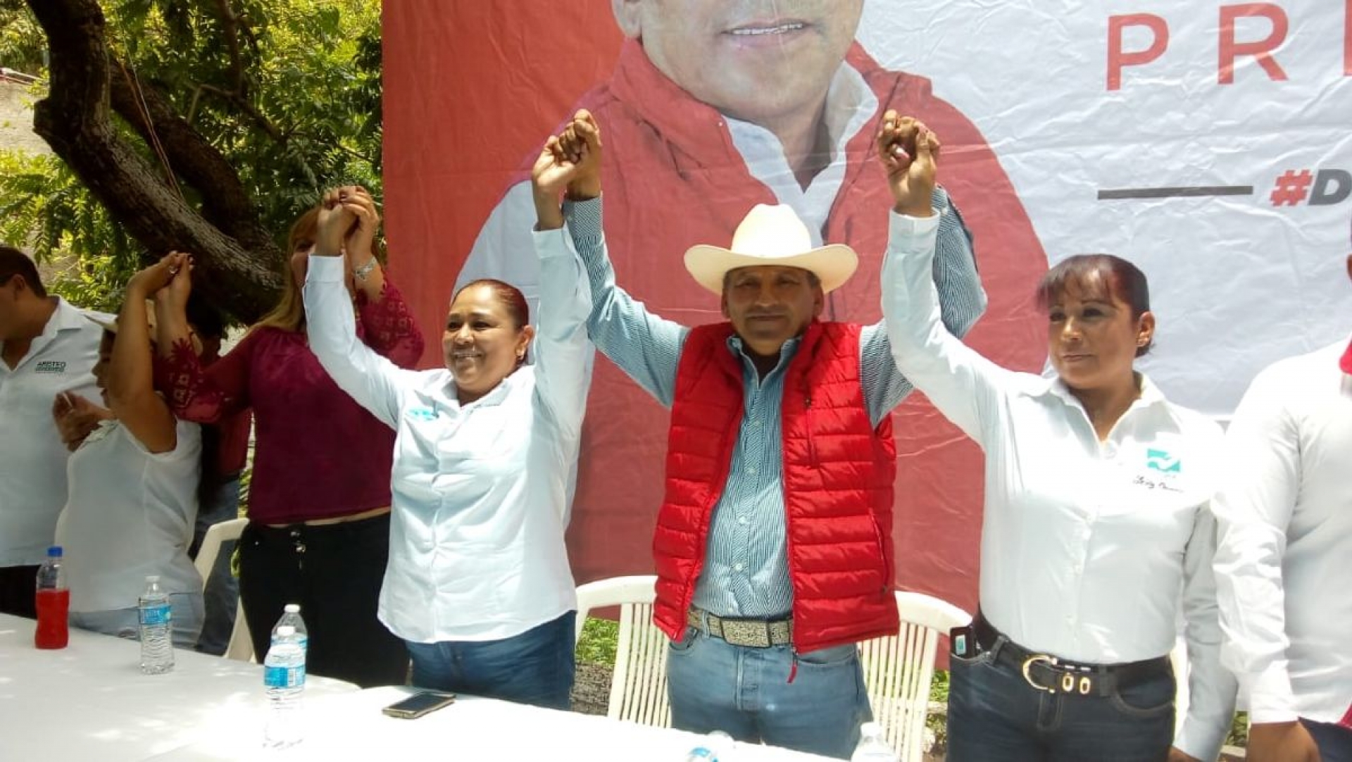 Declina candidata de Nueva Alianza a la alcaldía de Tlaltizapán, a favor del candidato del PRI