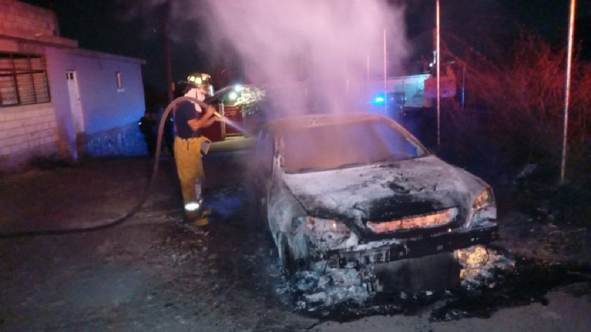 Hallan un cadáver calcinado dentro de un auto