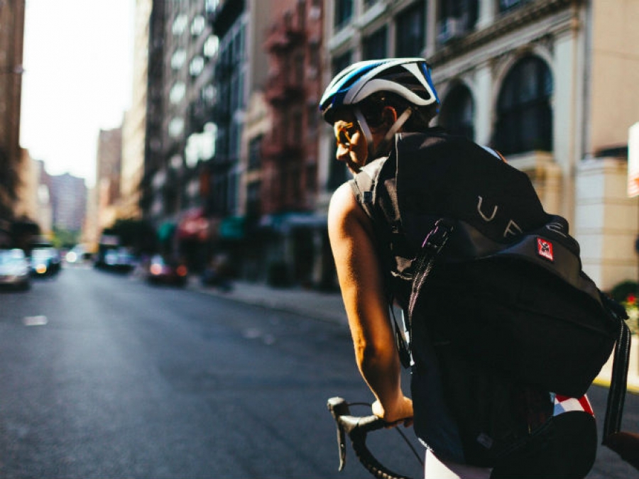 Uber lanza un servicio para bajar del trono a FedEx y a DHL