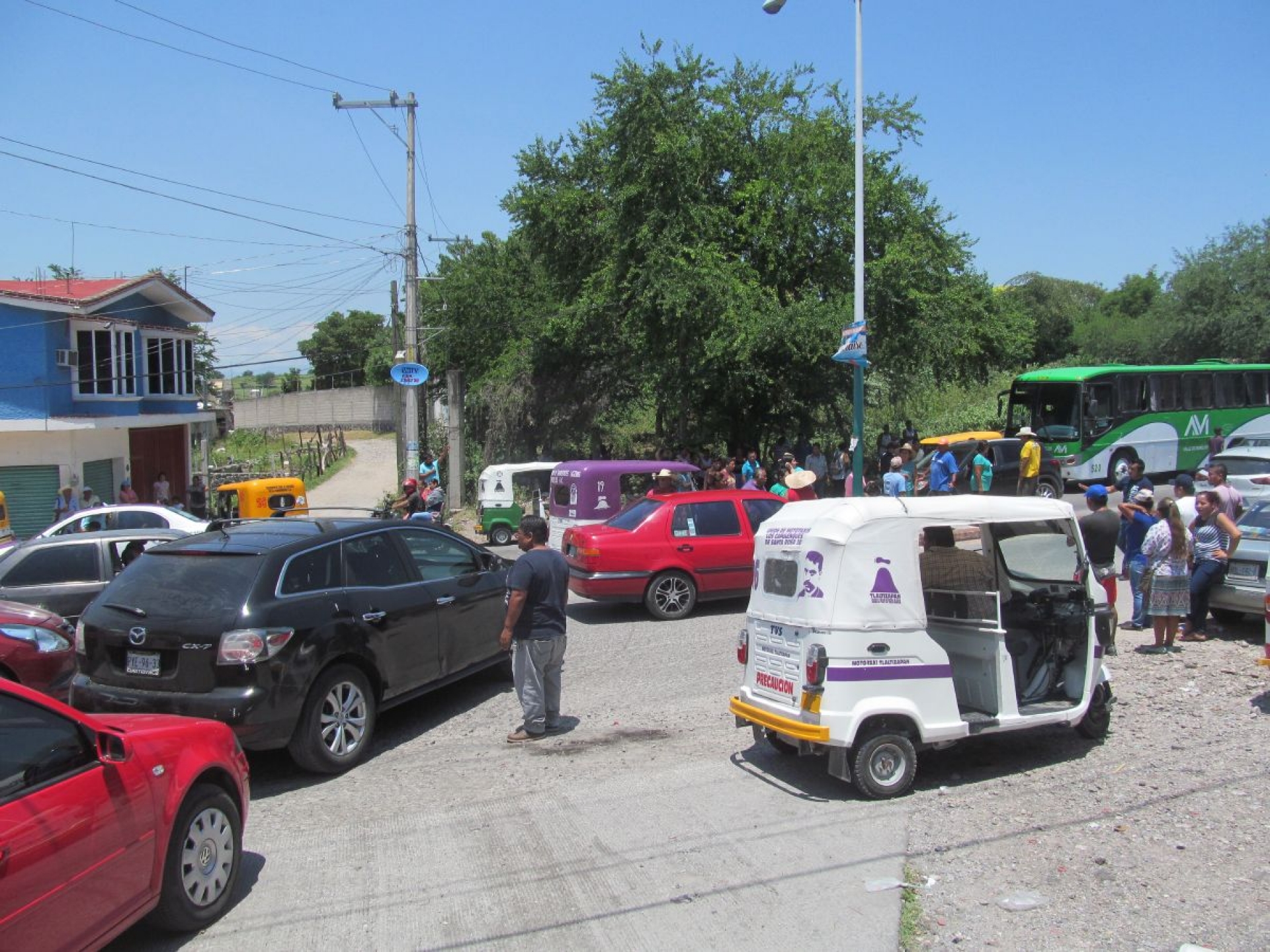 Ahora bloquean en Tlaltizapán por la reducción del pasaje
