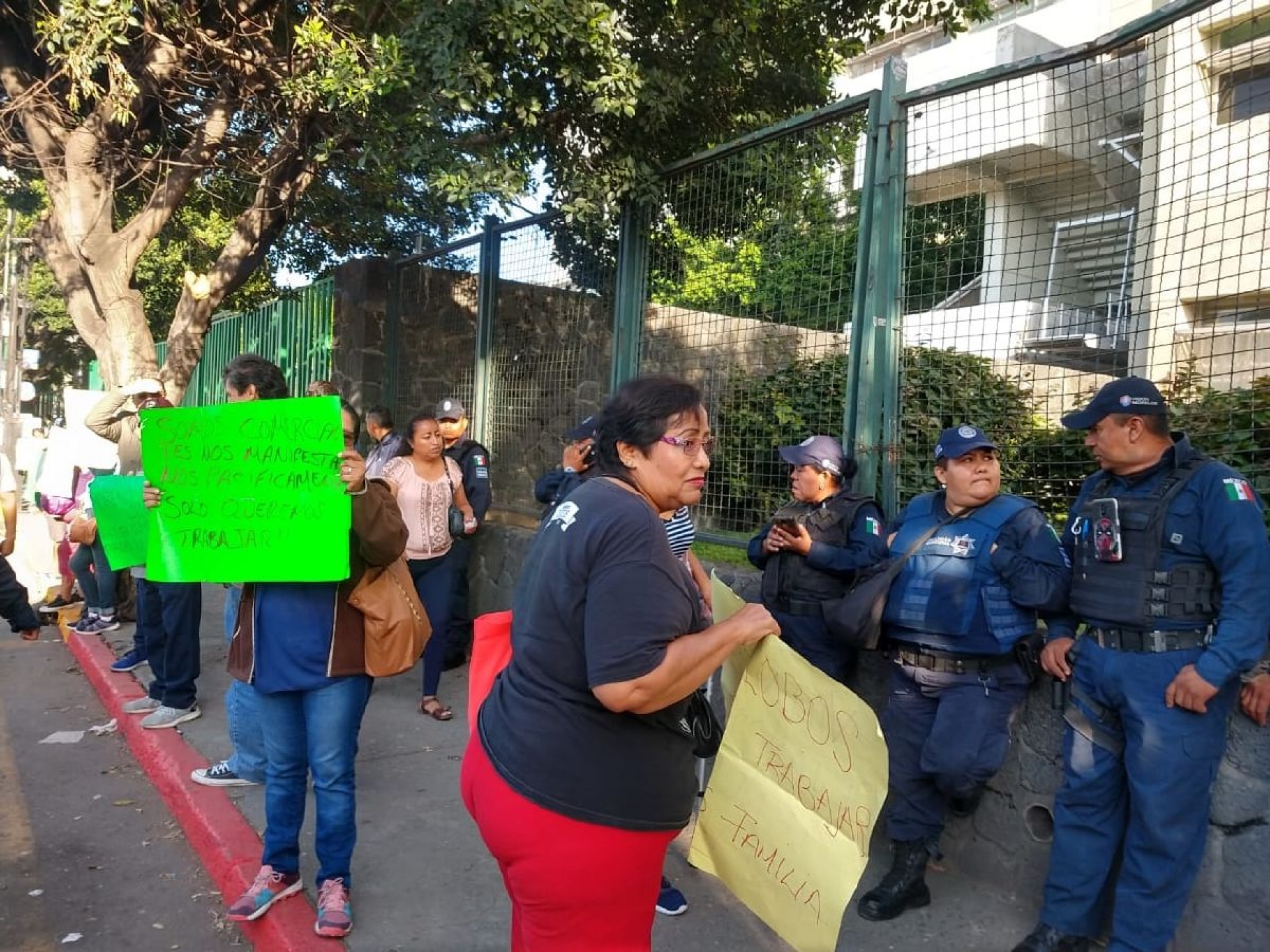 Vendedores se niegan a ser reubicados lejos del IMSS