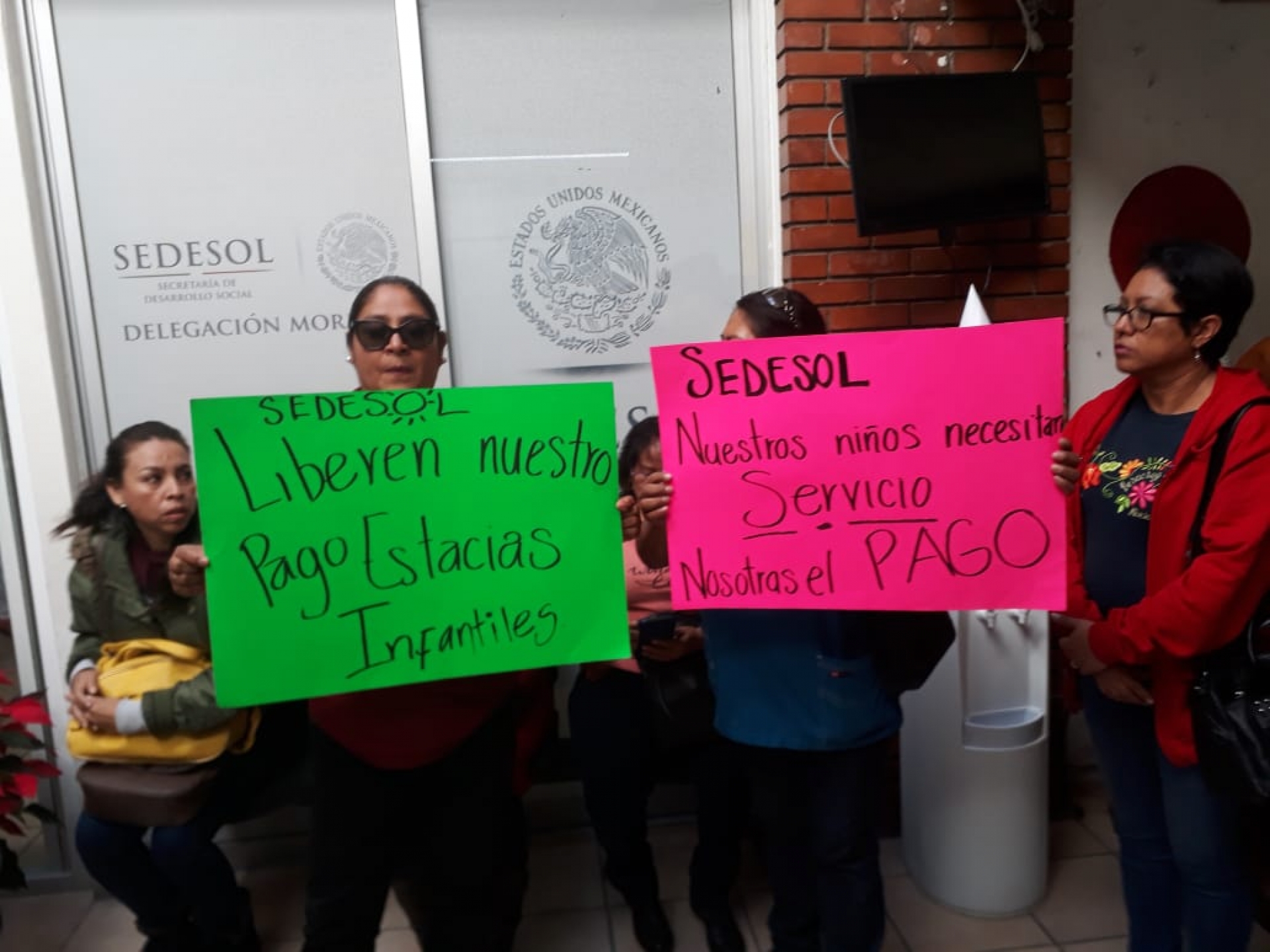 Se manifiestan representantes de estancias infantiles en Sedesol