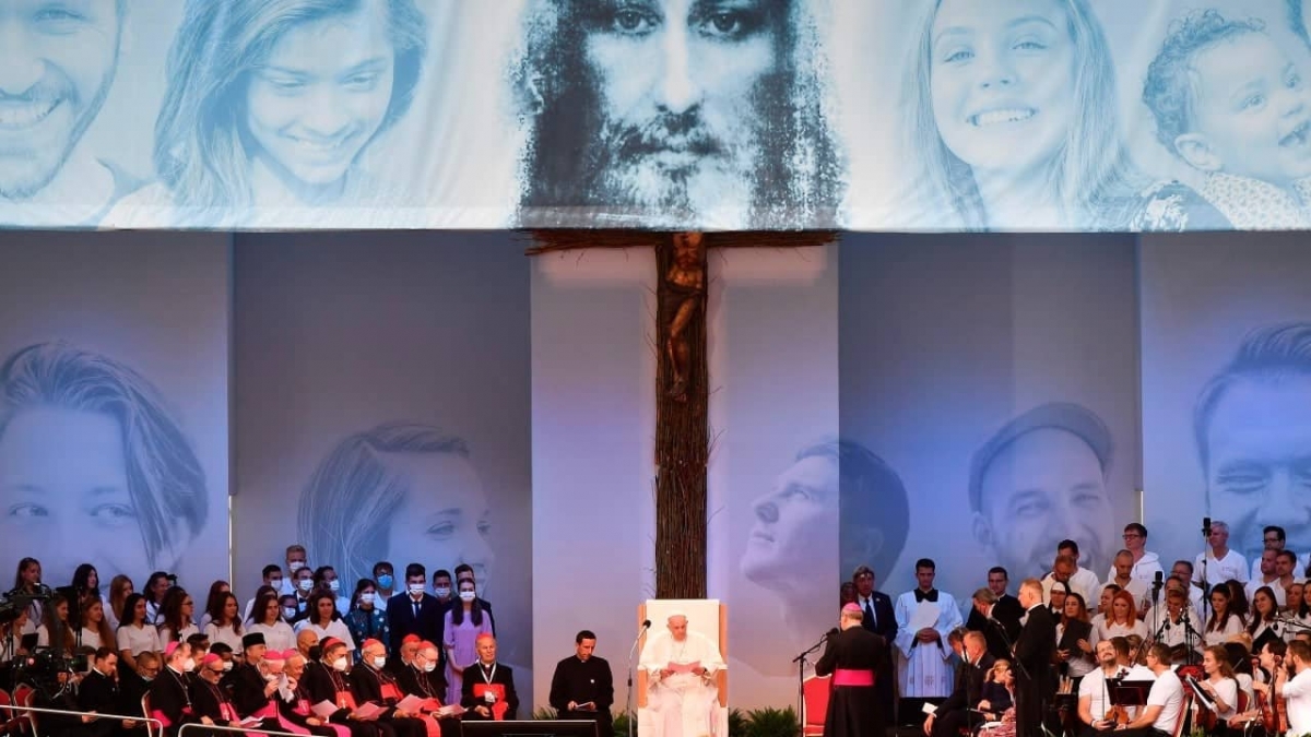 Papa Francisco pide a jóvenes ser fieles y no banalizar el amor