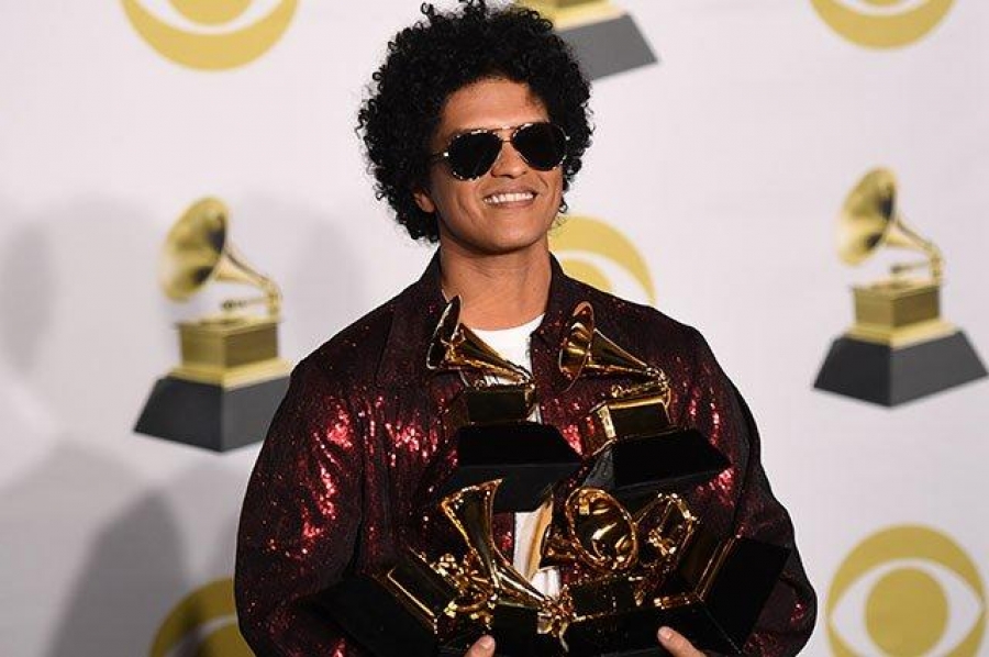 Domina Bruno Mars premios Grammy al obtener siete galardones