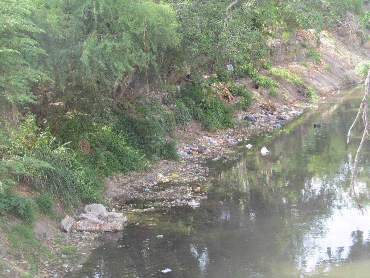Colonia de Zacatepec tira sus desechos al río
