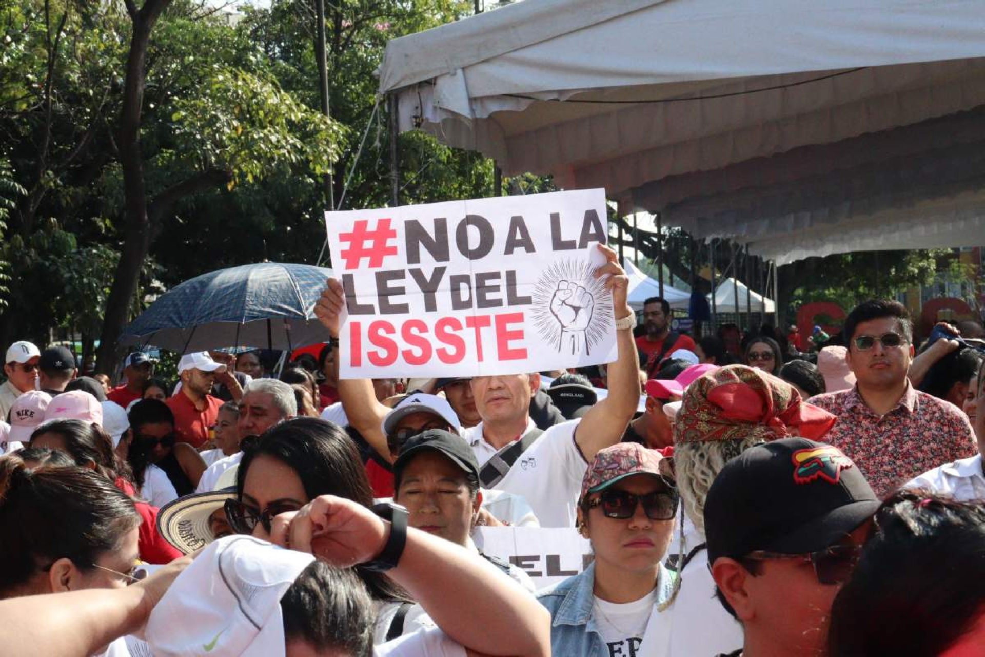 Protestan maestros contra reforma a Ley del ISSSTE