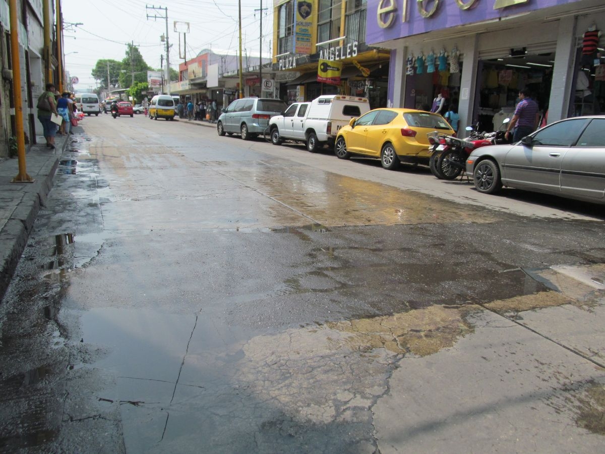 Fuga de agua en la avenida principal de Jojutla lleva más de un mes