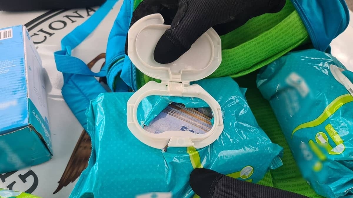 Decomisan más de 2 millones de pesos ocultos en toallitas húmedas