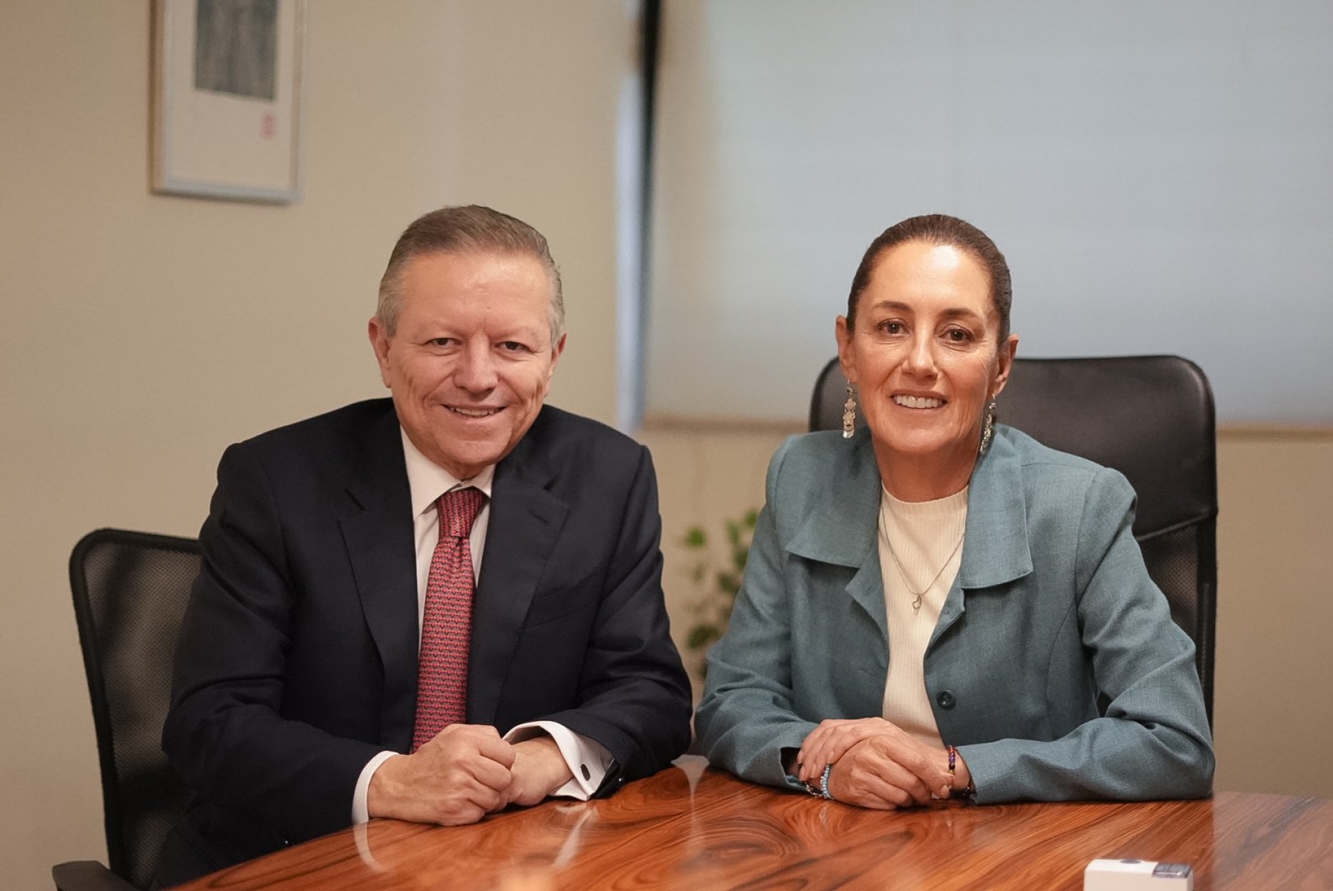 Sheinbaum se reúne con Arturo Zaldívar tras su renuncia como ministro