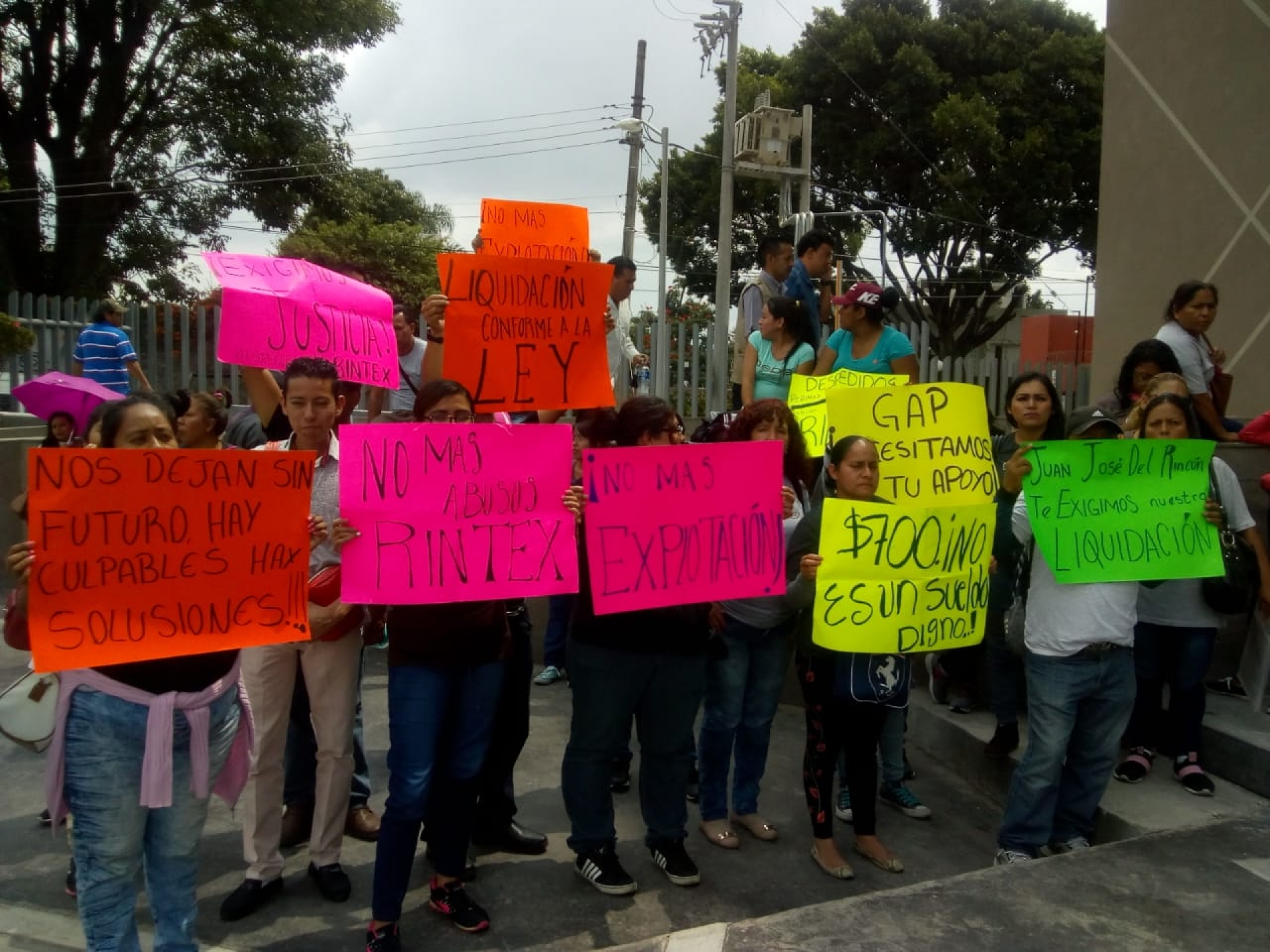 Trabajadores de Rintex protestan en el Congreso del estado