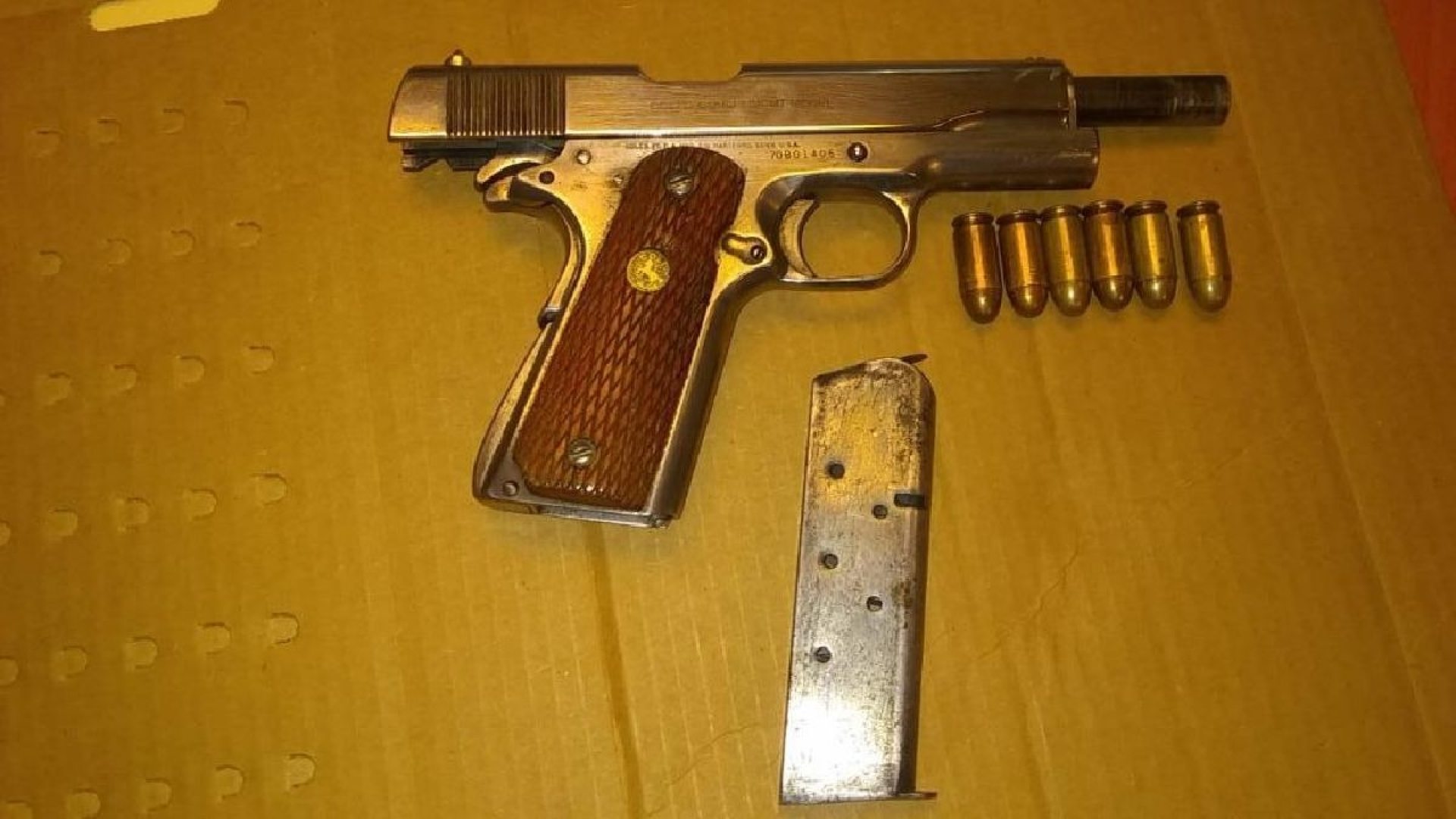 Lanzó su pistola al suelo al ver una patrulla