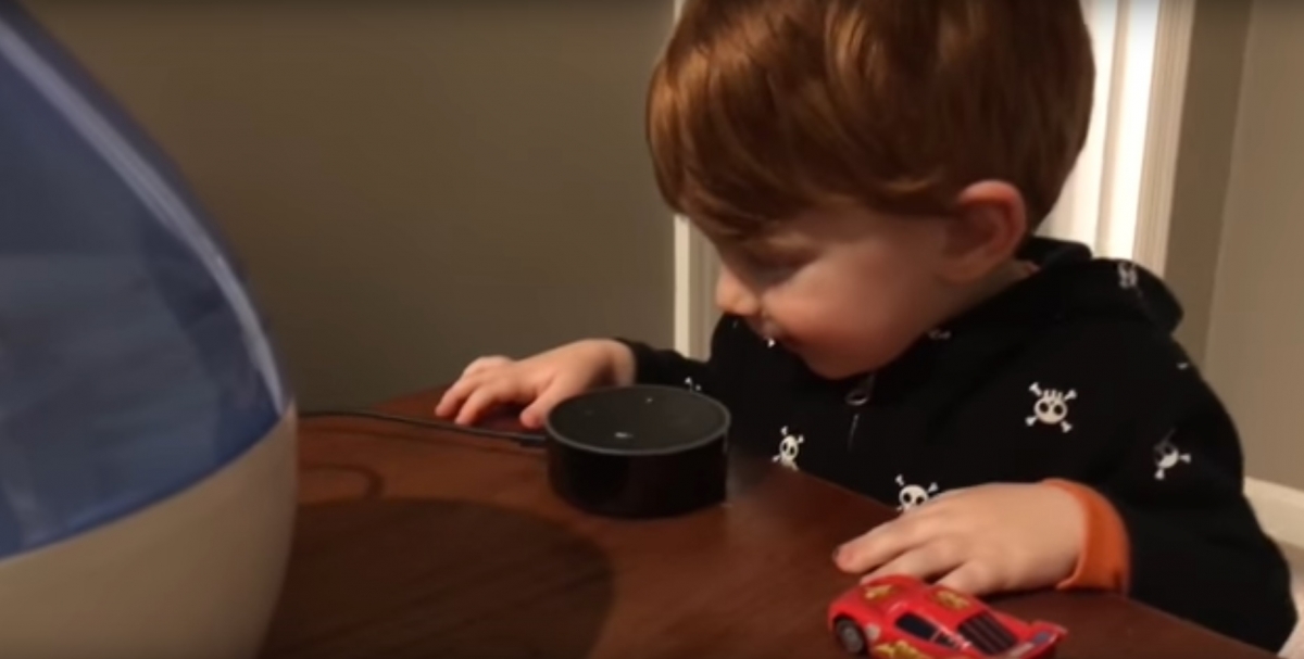 Niño pide una canción infantil y el asistente virtual de Amazon responde con porno
