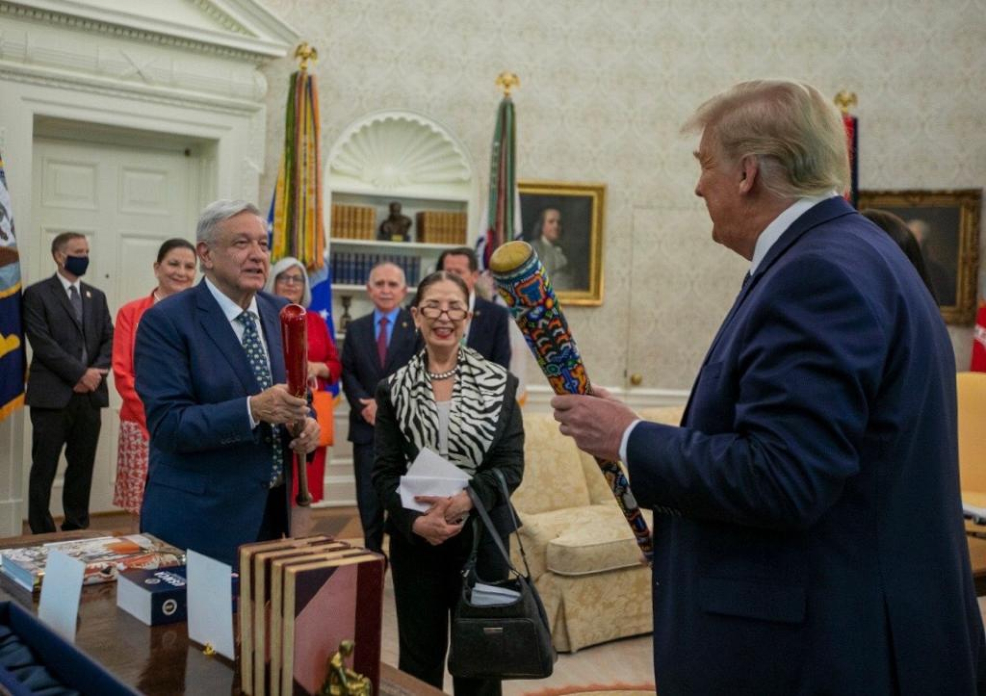 FOTO: AMLO y Trump intercambian bates de béisbol en la Casa Blanca