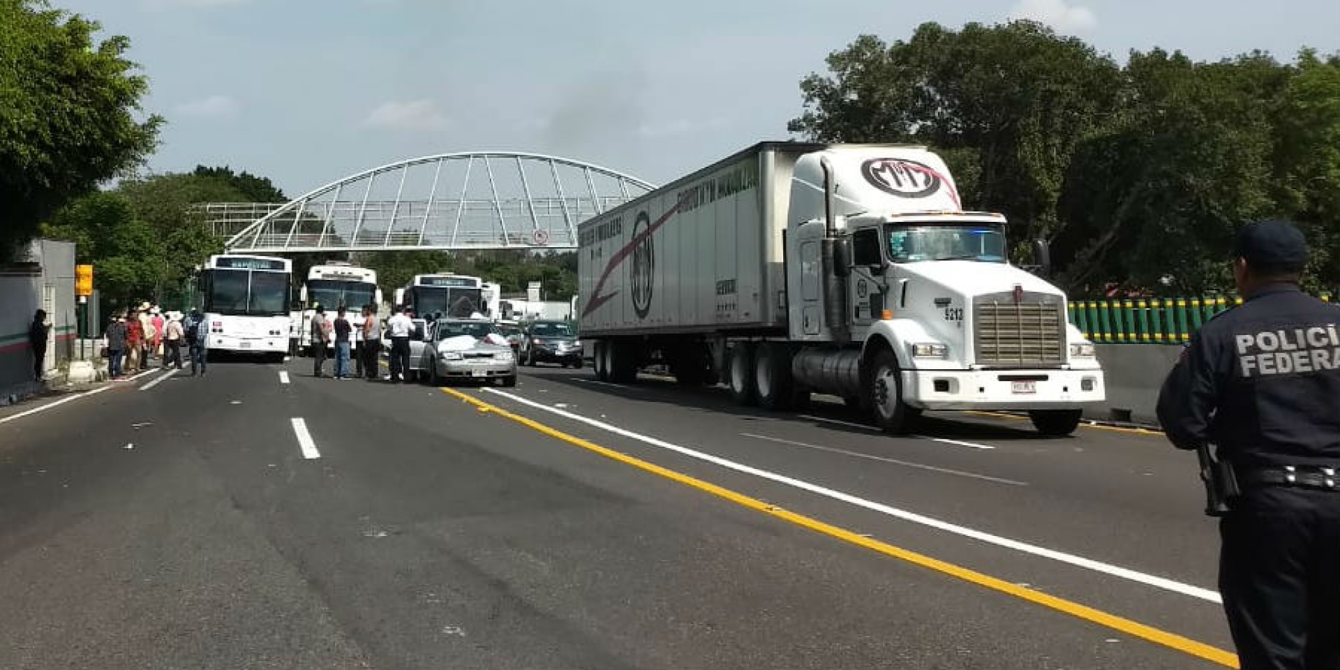 Protestaron antorchistas en la autopista México-Cuernavaca