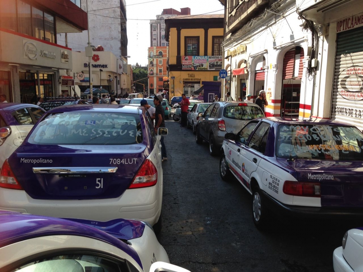 Taxistas “piratas” piden todo: quieren placas y permisos