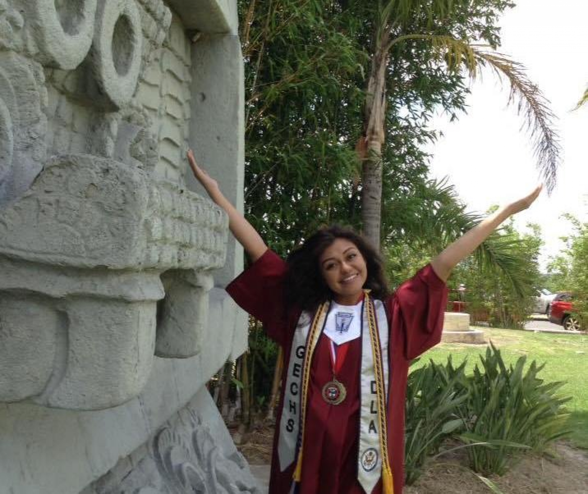 Estudiante cruza la frontera para que su padre la vea con toga de graduación