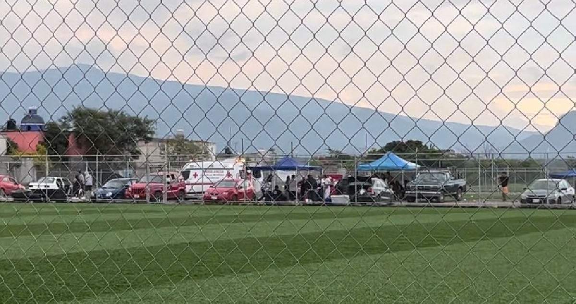 Cae rayo en campo de futbol; hay seis afectados