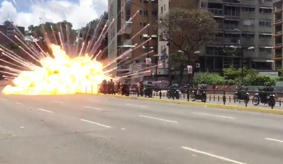 VIDEO: Criminales lanzan explosivo a 35 policías en Colombia
