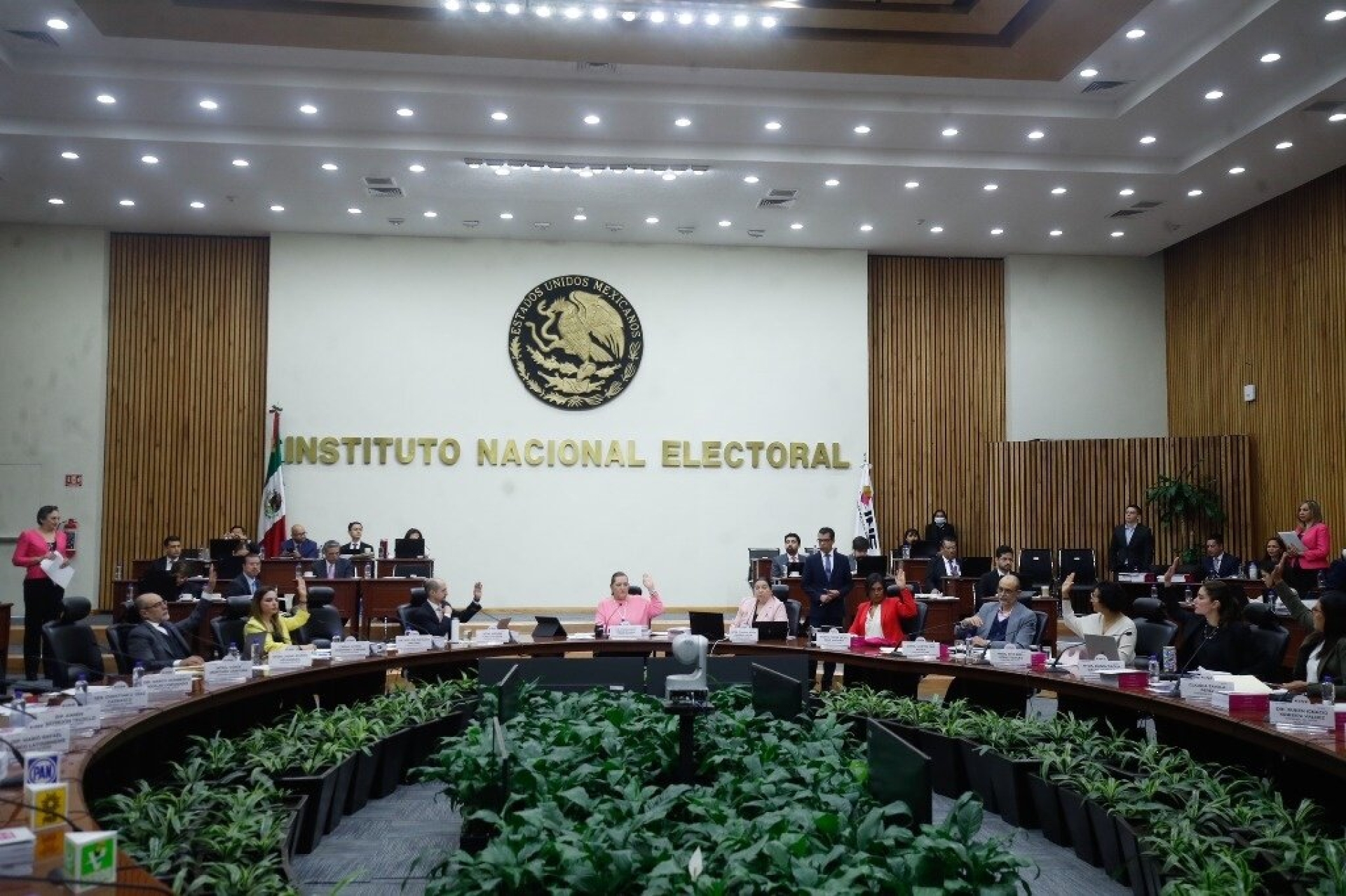 INE ordena medidas contra 'La Hora Nacional' por favorecer a Sheinbaum