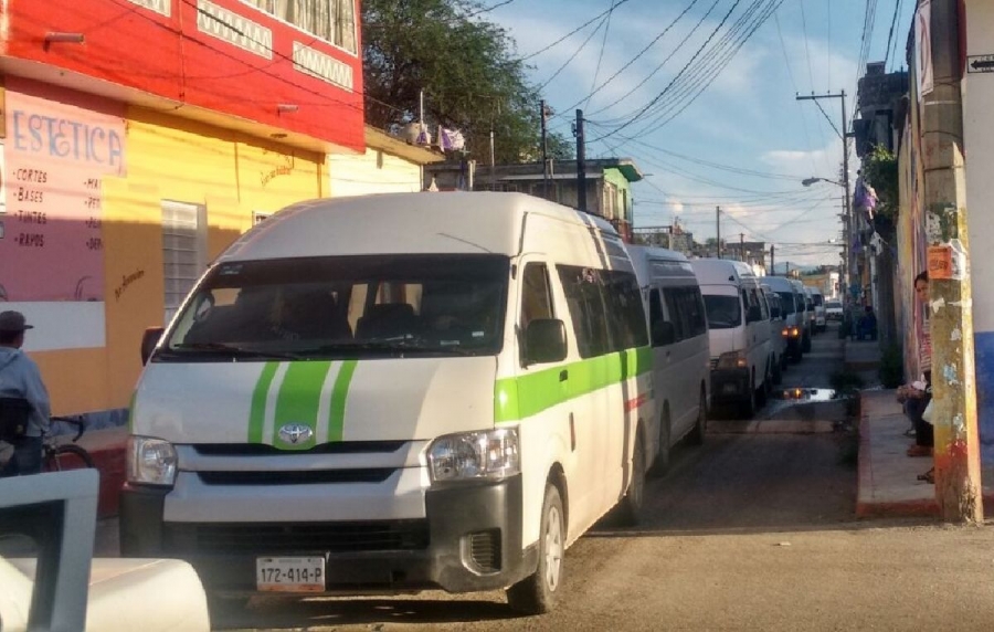 Se movilizan transportistas de Axochiapan por nuevos permisos