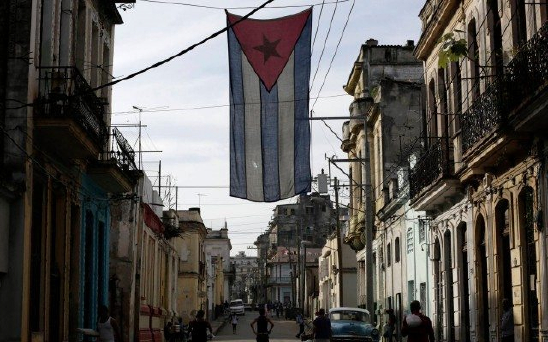 Cuba planea primera devaluación desde la revolución de 1959