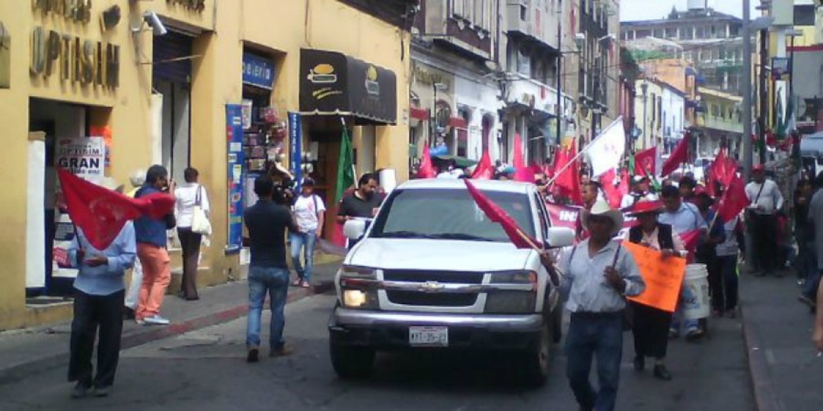 Marcha Antorcha Campesina en el centro de Cuernavaca