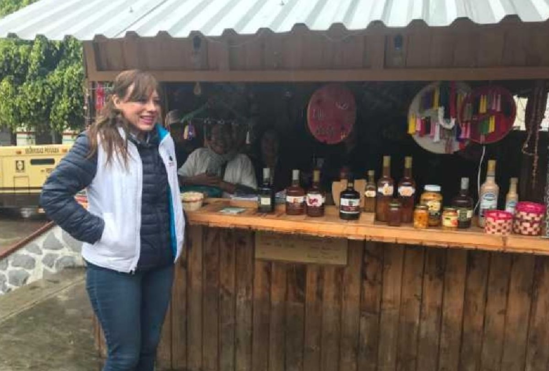 Ana Bertha Haro Sánchez entrega diez casetas de madera a comerciantes de comida
