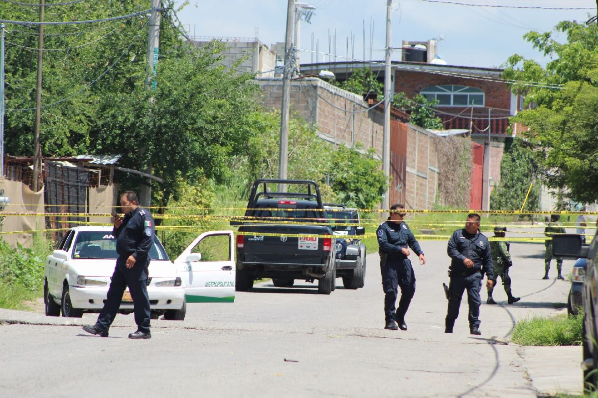 Balean a dos hombres en un taxi; uno falleció