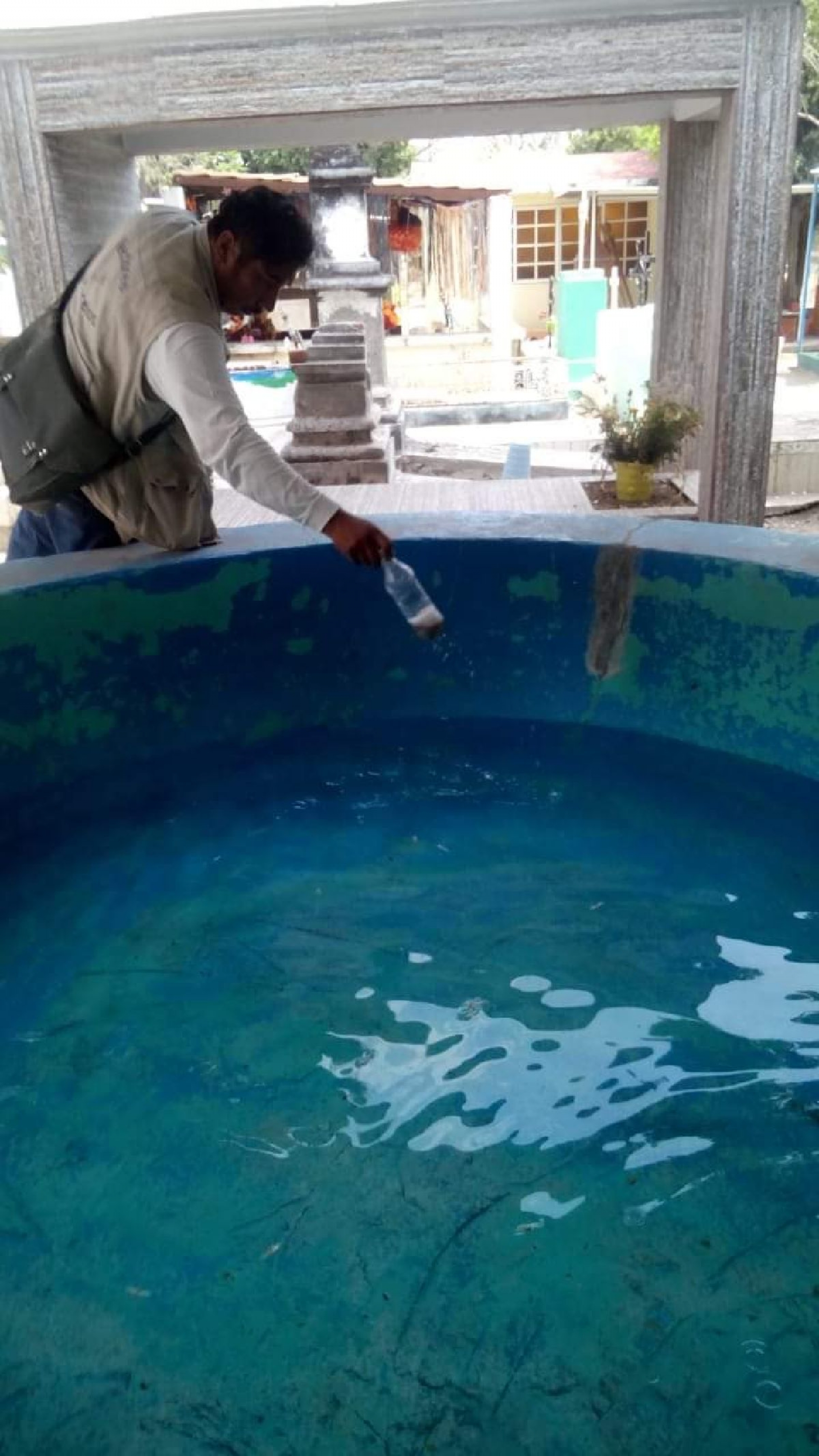 Abatizan tanques y cisternas en panteones de Jonacatepec
