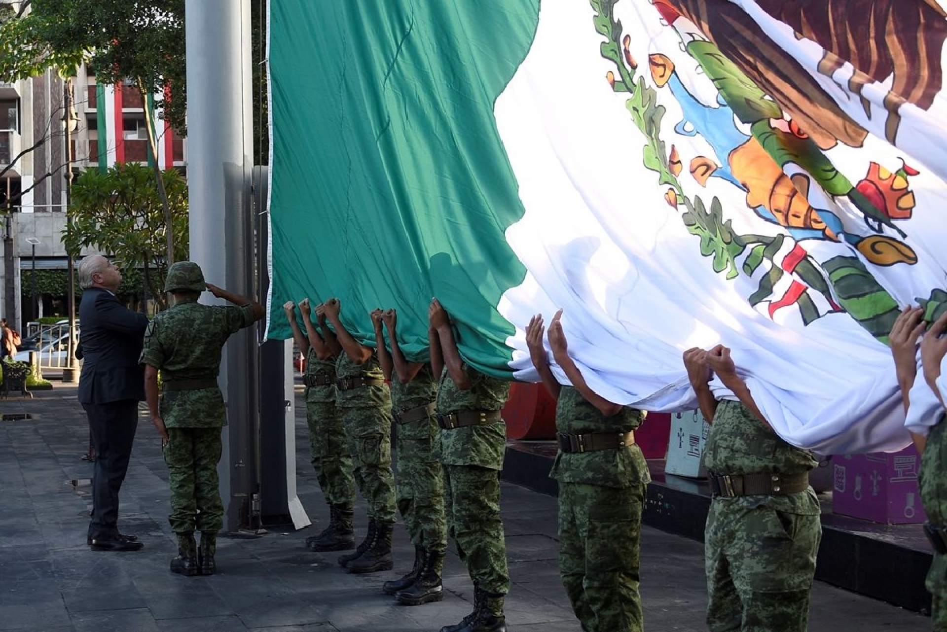 Encabeza José Manuel Sanz izamiento de bandera