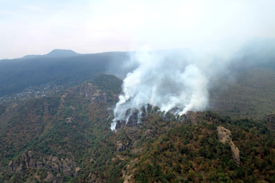 Fuera de control, el incendio en las montañas tepoztecas