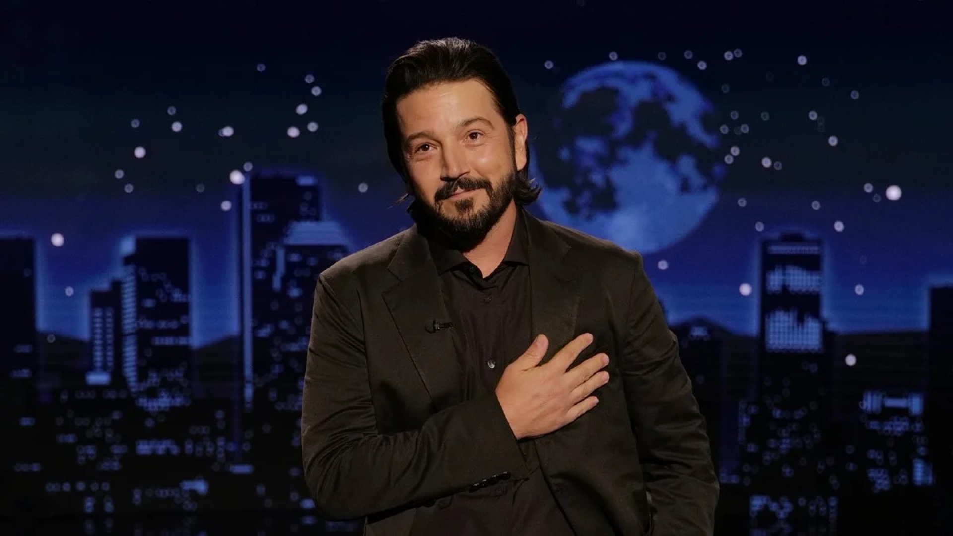 Diego Luna critica redadas migratorias de Trump desde el programa Jimmy Kimmel Live!: 'Demasiada gente vive con miedo'