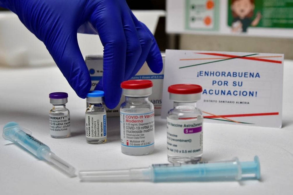 Estados Unidos podría compartir 20 millones de vacunas adicionales contra COVID-19 con el mundo