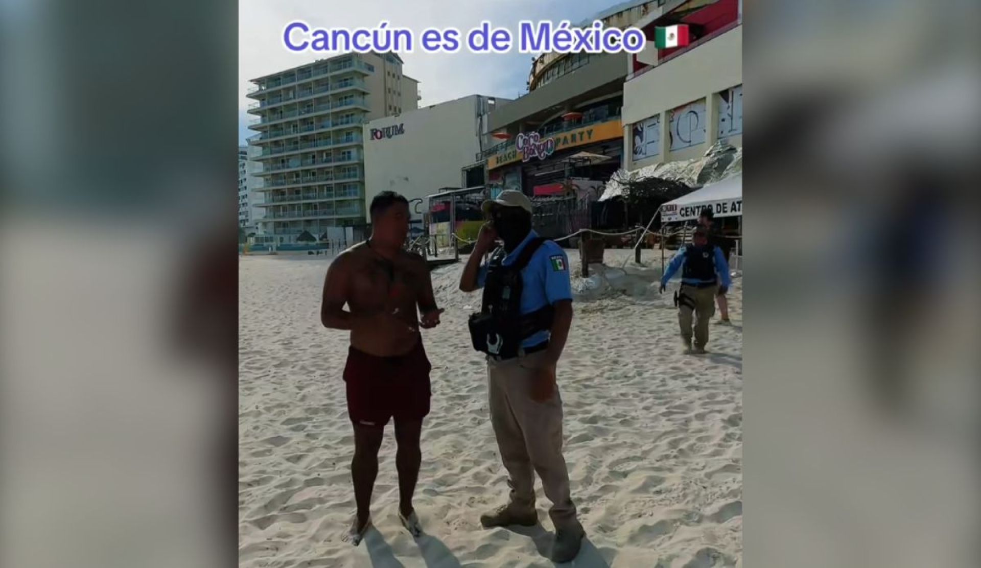 Turista discute con salvavidas en cancún por colocar bandera de méxico