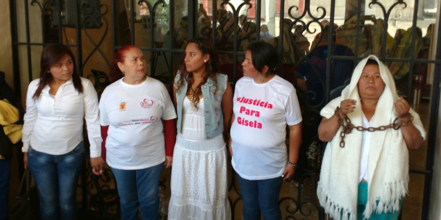 Se encadena mujer ante el Congreso; inician ayuno para exigir que se esclarezca el homicidio de Gisela Mota