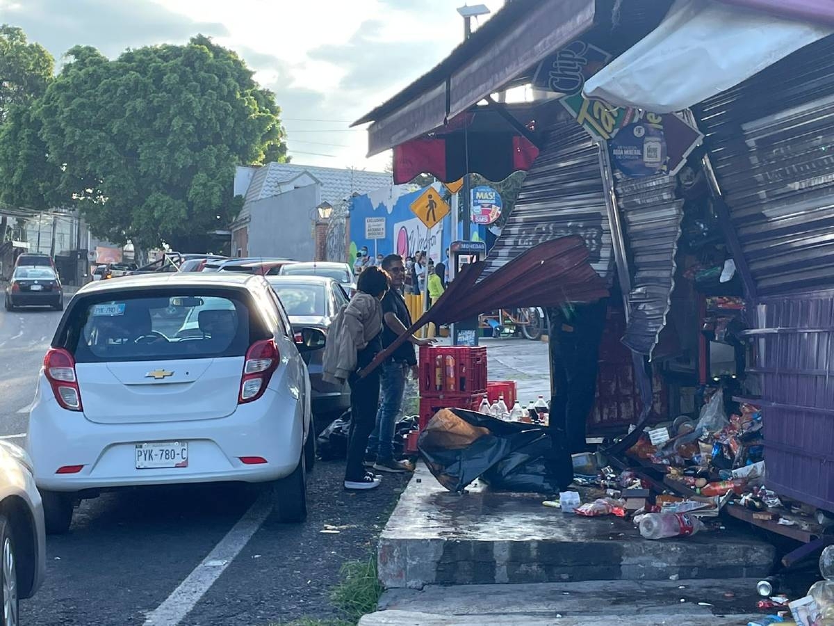 Un auto provocó destrozos en un puesto de periódicos